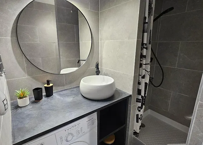 Location フロンティニャン